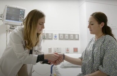 Кодирование Аквилонг в Калачинске Врач держит пациентку за руку