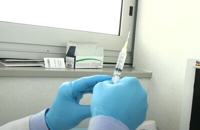 Проведение кодирования Вивитролом в Калачинске Шприц с Вивитролом в руках у врача